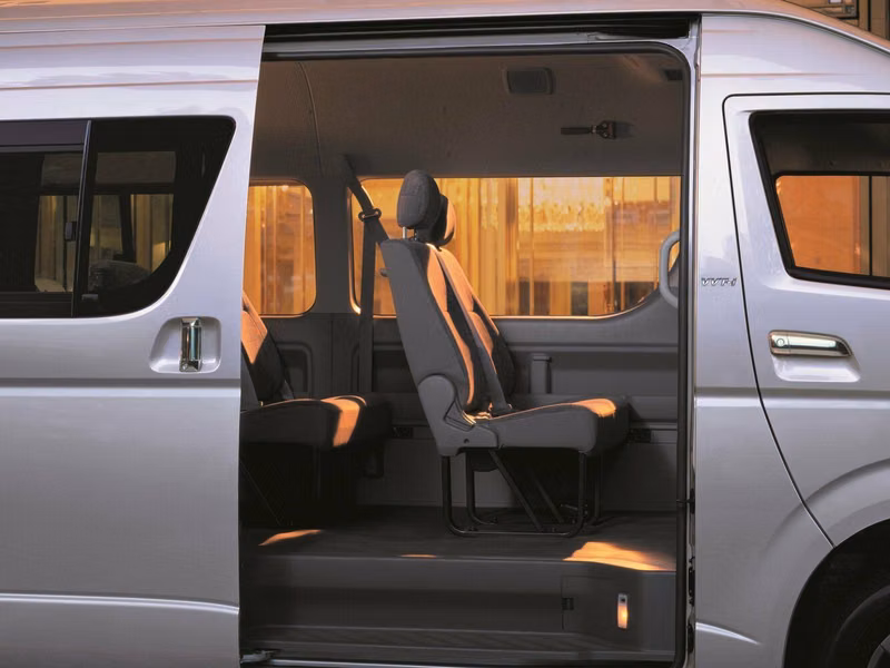 Toyota HiAce عملية فيس ليفت H200، ميني فان — المقاعد الخلفية