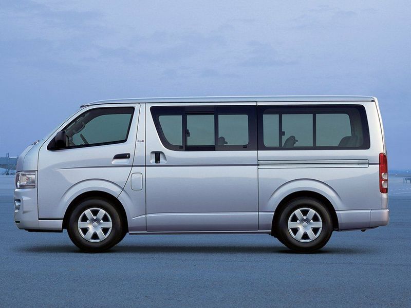 Toyota HiAce H200، ميني فان — منظر من الجانب الأيسر