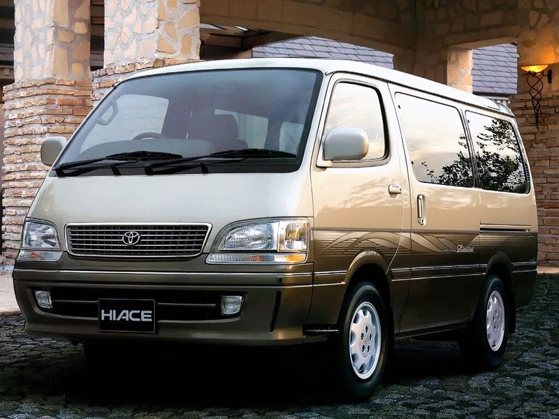 Toyota HiAce H100، ميني فان — منظر أمامي أيمن