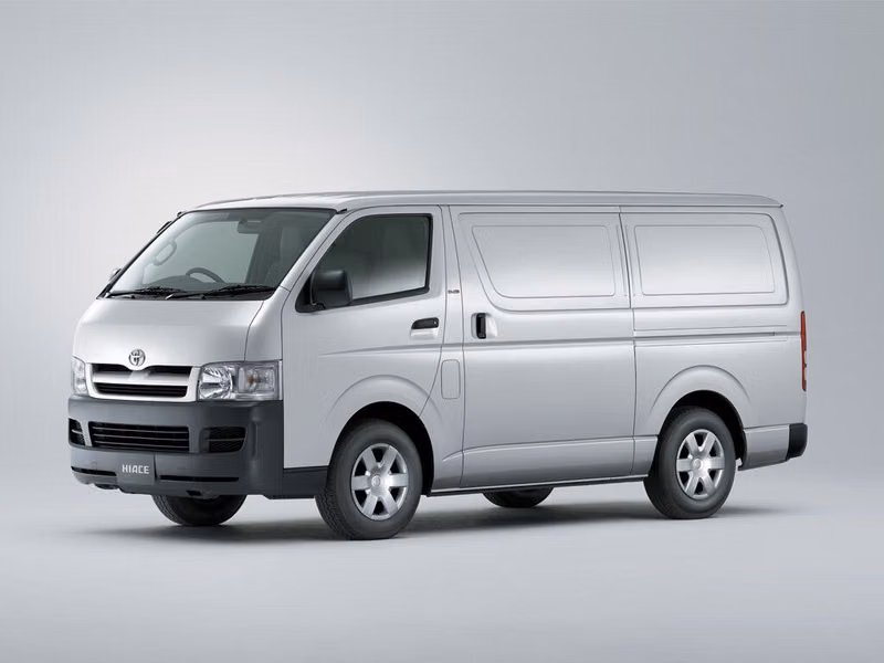 Toyota HiAce H200، فان — منظر أمامي أيسر
