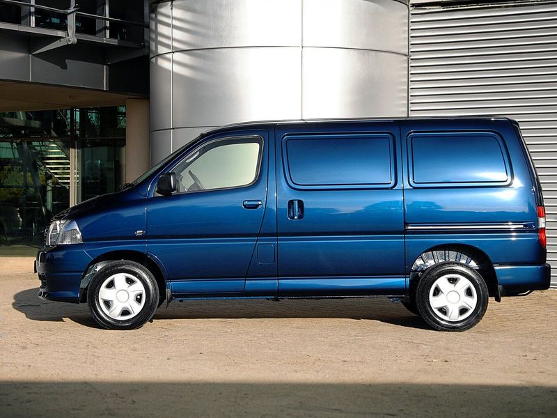 Toyota HiAce عملية فيس ليفت XH10، فان — منظر من الجانب الأيمن