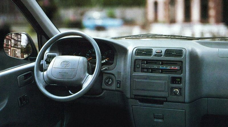Toyota HiAce XH10، ميني فان Long — منطقة السائق