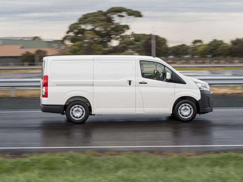 Toyota HiAce H300، فان — منظر من الجانب الأيمن