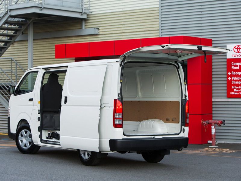 Toyota HiAce عملية فيس ليفت H200، فان — منظر خلفي أيمن