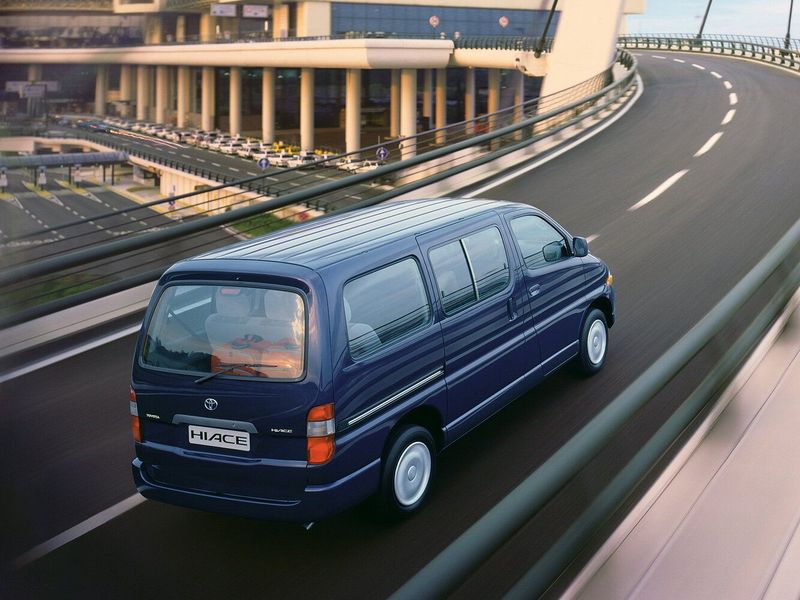 Toyota HiAce XH10، ميني فان — منظر خلفي بزاوية ثلاثة أرباع