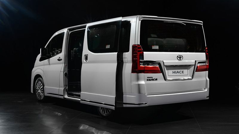 Toyota HiAce H300، ميني فان — منظر خلفي أيمن