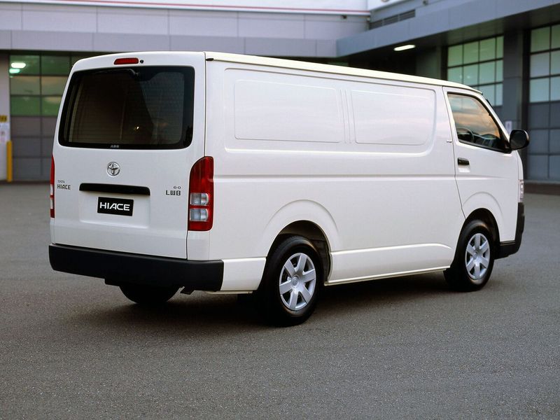 Toyota HiAce H200، فان — منظر خلفي أيمن