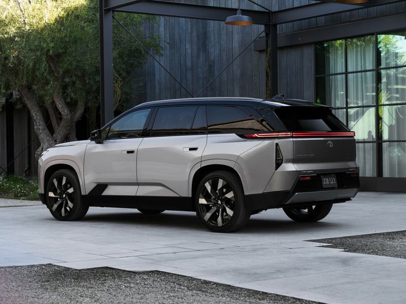 Toyota Highlander V، دفع رباعي 5 أبواب — منظر خلفي بزاوية ثلاثة أرباع