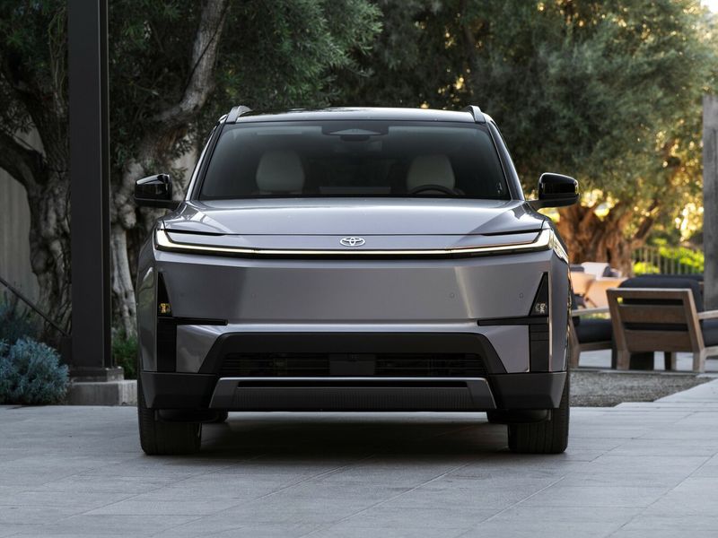 Toyota Highlander V، دفع رباعي 5 أبواب — منظر أمامي
