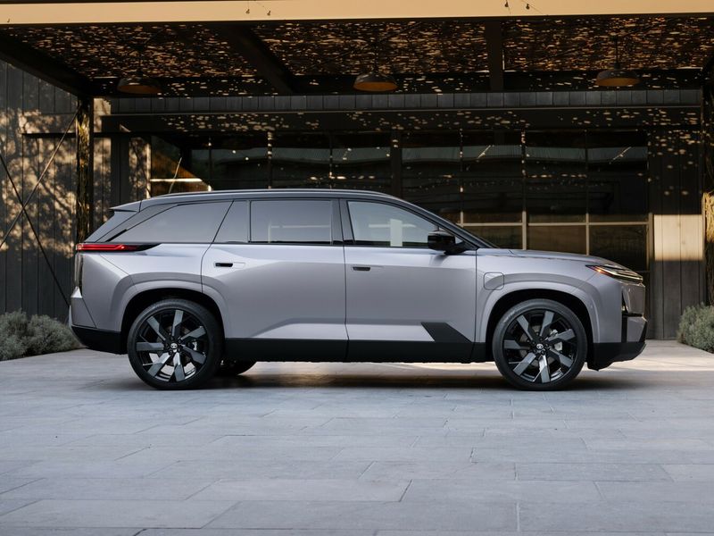 Toyota Highlander V، دفع رباعي 5 أبواب — منظر من الجانب الأيمن