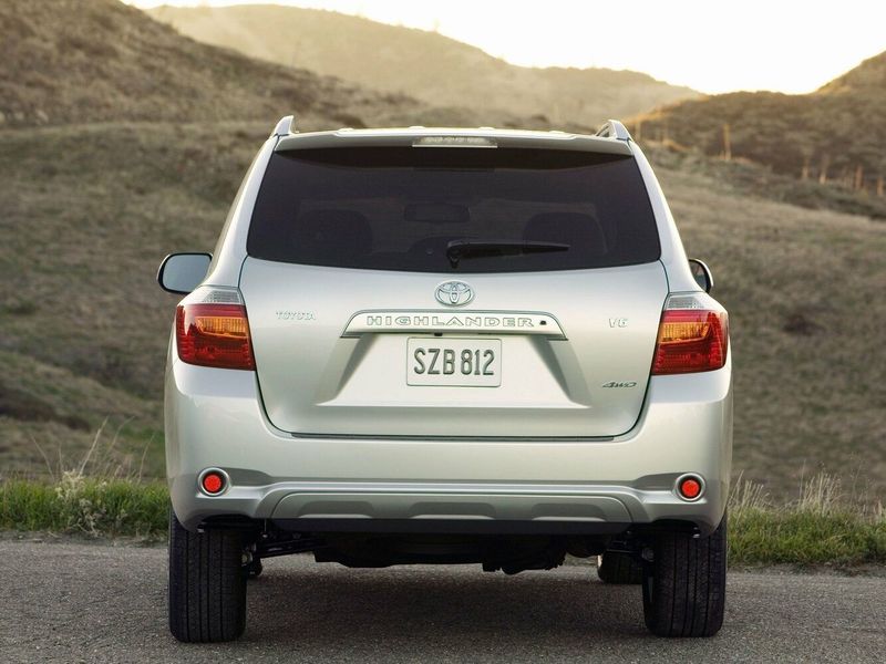 Toyota Highlander II (U40)، دفع رباعي 5 أبواب — منظر خلفي