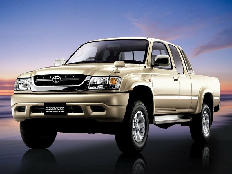 Toyota Hilux فيس ليفت السادس، بيك أب بكابينة ونصف Xtra Cab — منظر أمامي أيسر