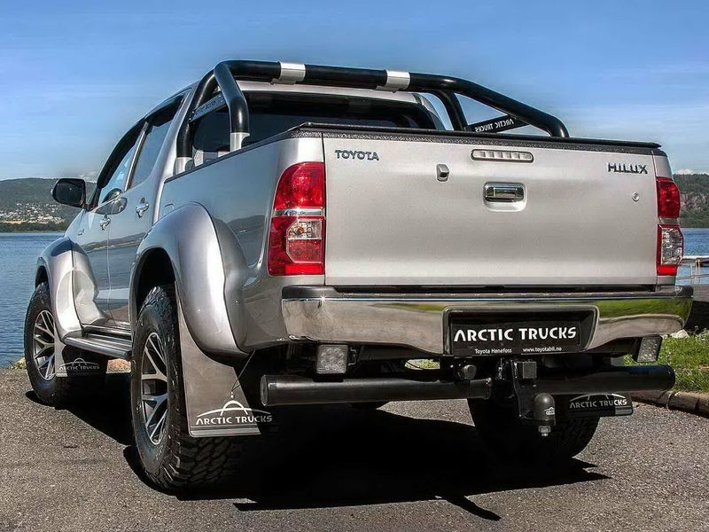 Toyota Hilux فيس ليفت السابع، بيك أب بكابينة مزدوجة Arctic Trucks — منظر خلفي أيسر