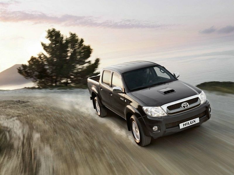 Toyota Hilux سابعاً، بيك أب بكابينة مزدوجة — منظر أمامي أيمن