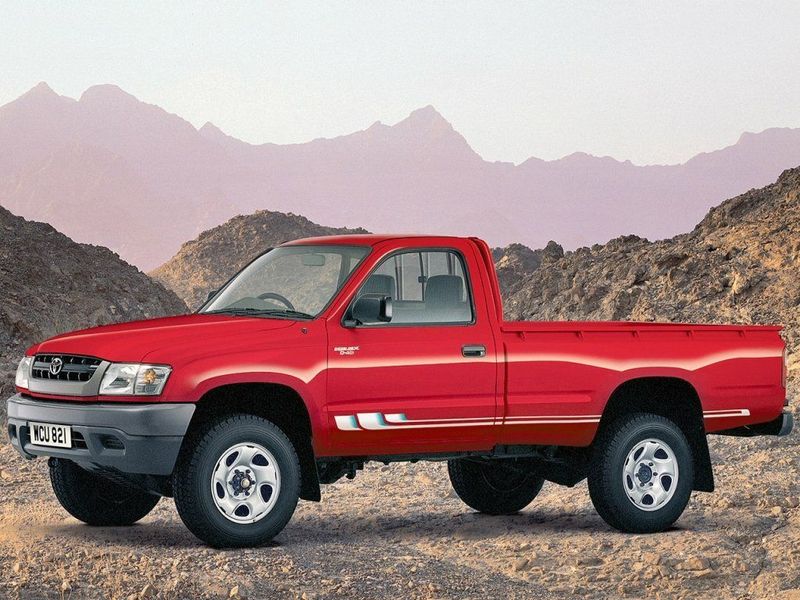 Toyota Hilux فيس ليفت السادس، بيك أب بكابينة مفردة Single Cab — منظر أمامي أيسر