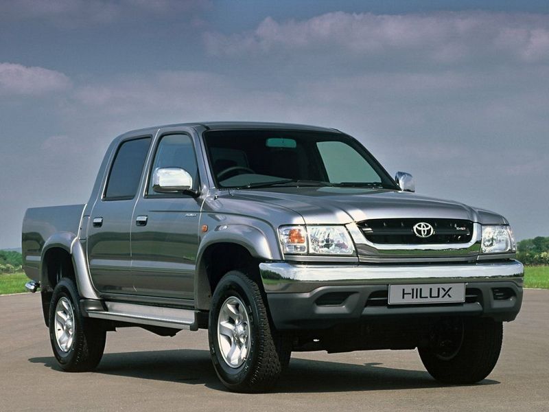 Toyota Hilux فيس ليفت السادس، بيك أب بكابينة مزدوجة Double Cab — منظر أمامي أيمن
