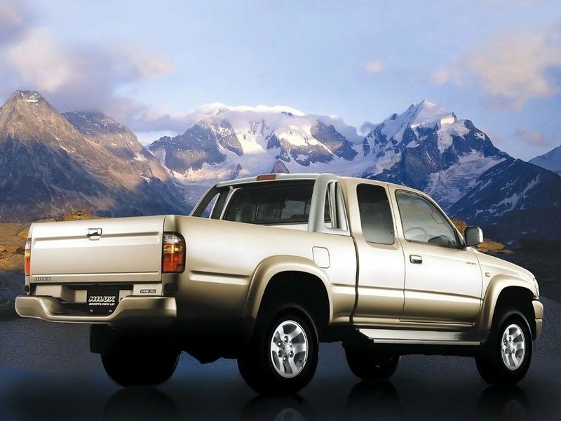 Toyota Hilux فيس ليفت السادس، بيك أب بكابينة ونصف Xtra Cab — منظر خلفي أيمن