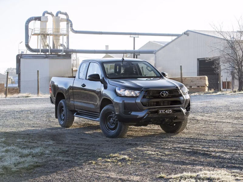 Toyota Hilux فيس ليفت الثامن، بيك أب بكابينة ونصف Extra Cab — منظر أمامي بزاوية ثلاثة أرباع