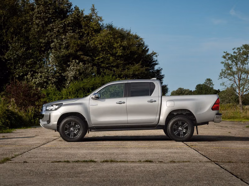 Toyota Hilux عملية فيس ليفت الثامن 2، بيك أب بكابينة مزدوجة — منظر من الجانب الأيسر