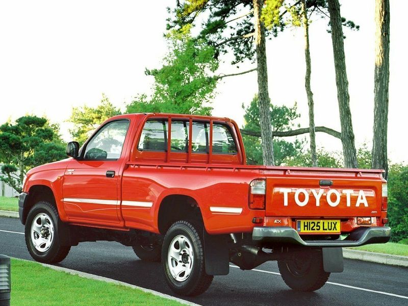 Toyota Hilux فيس ليفت السادس، بيك أب بكابينة مفردة Single Cab — منظر خلفي أيسر