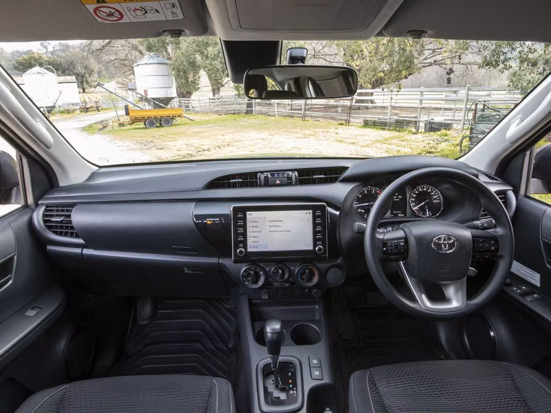 Toyota Hilux فيس ليفت الثامن، بيك أب بكابينة ونصف Extra Cab — منطقة السائق
