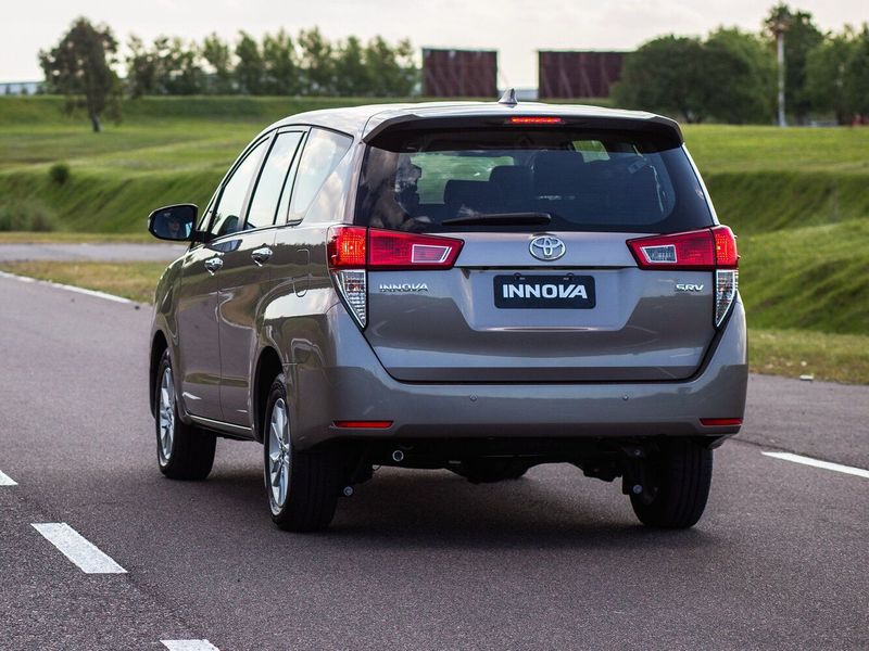 Toyota Innova ثانياً، فان مدمج — منظر خلفي