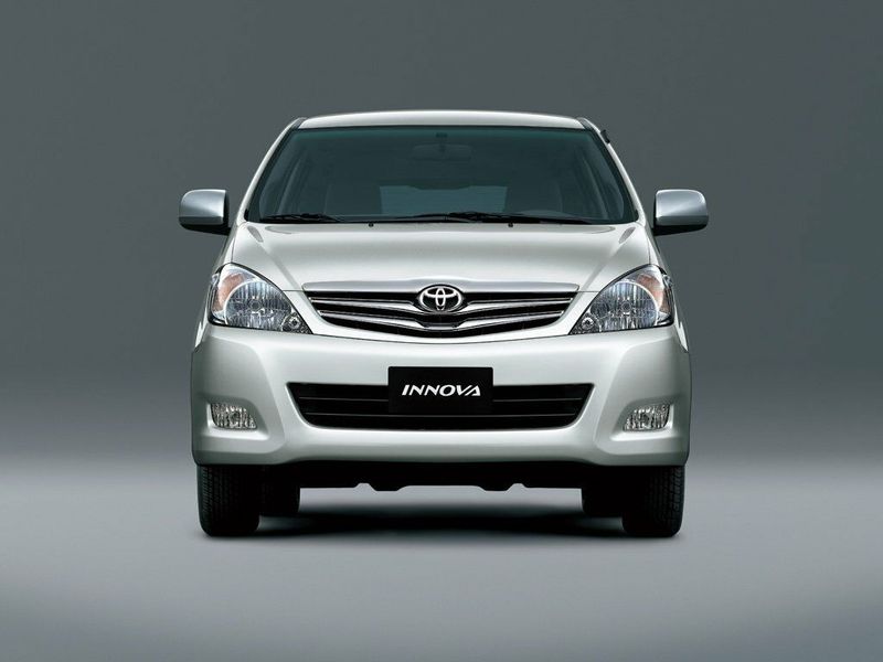 Toyota Innova I، فان مدمج — منظر أمامي
