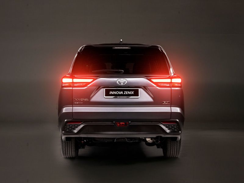 Toyota Innova ثالثًا، فان مدمج — منظر خلفي