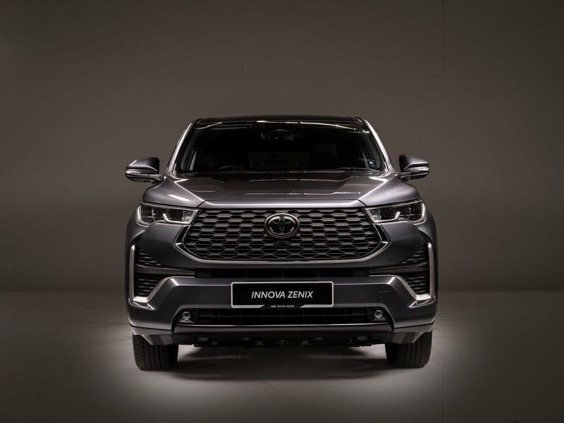 Toyota Innova ثالثًا، فان مدمج — منظر أمامي