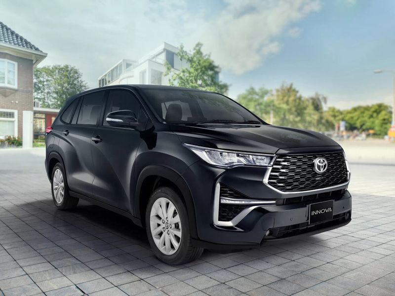 Toyota Innova ثالثًا، فان مدمج — منظر أمامي بزاوية ثلاثة أرباع