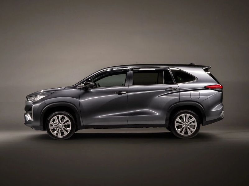 Toyota Innova ثالثًا، فان مدمج — منظر من الجانب الأيسر