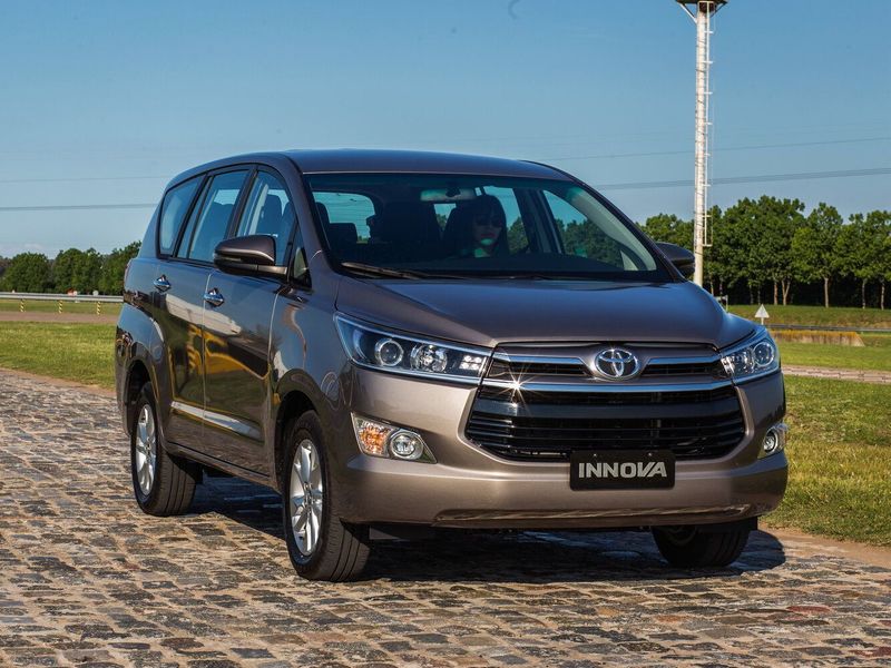 Toyota Innova ثانياً، فان مدمج — منظر أمامي