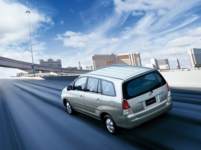 Toyota Innova I، فان مدمج — منظر خلفي أيمن