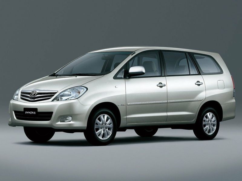 Toyota Innova I، فان مدمج — منظر أمامي أيمن