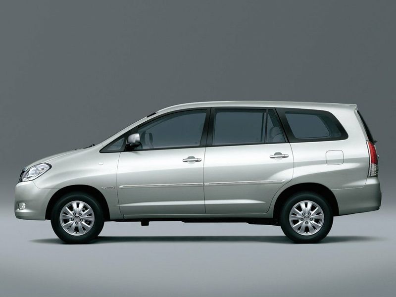 Toyota Innova I، فان مدمج — منظر من الجانب الأيسر