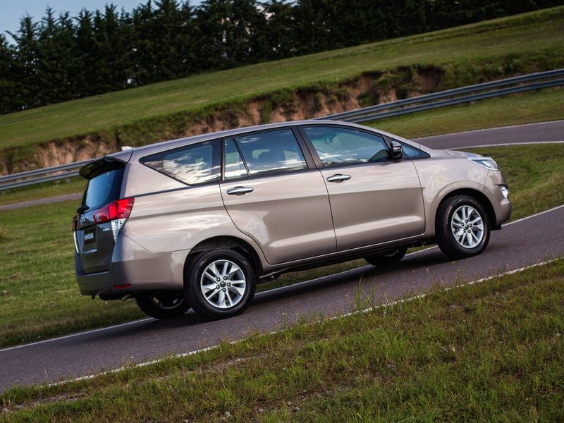 Toyota Innova ثانياً، فان مدمج — منظر خلفي بزاوية ثلاثة أرباع
