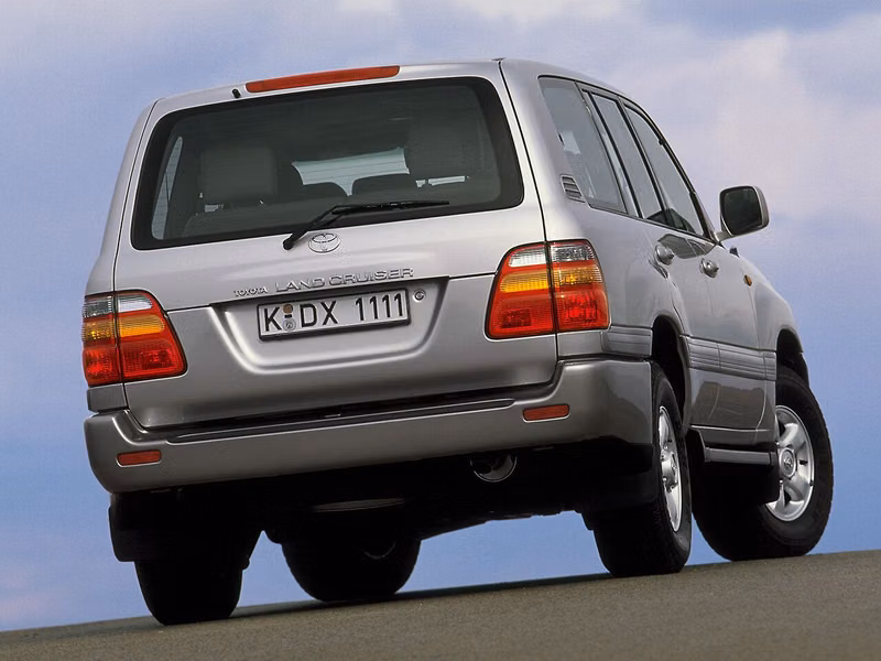 Toyota Land Cruiser السلسلة 100، دفع رباعي 5 أبواب — منظر خلفي أيمن