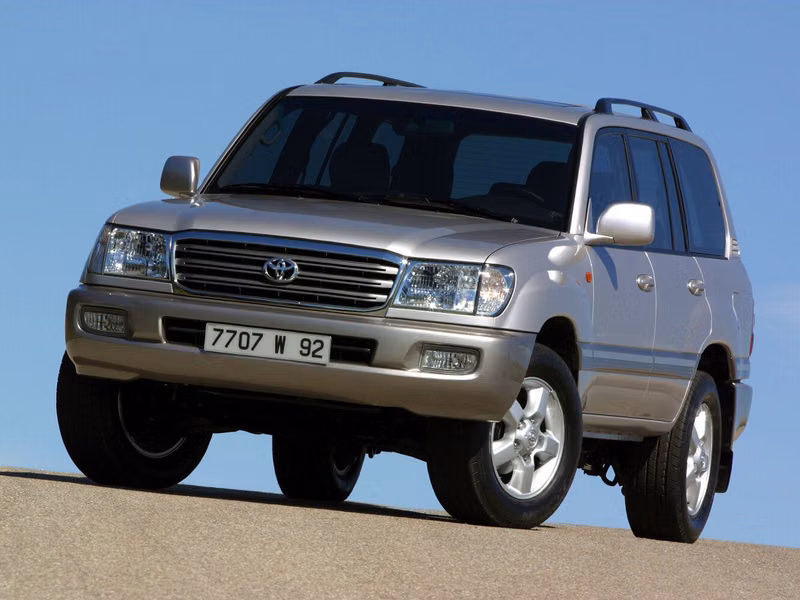Toyota Land Cruiser سلسلة 100 Series 100 Facelift 1، دفع رباعي 5 أبواب — منظر أمامي أيمن