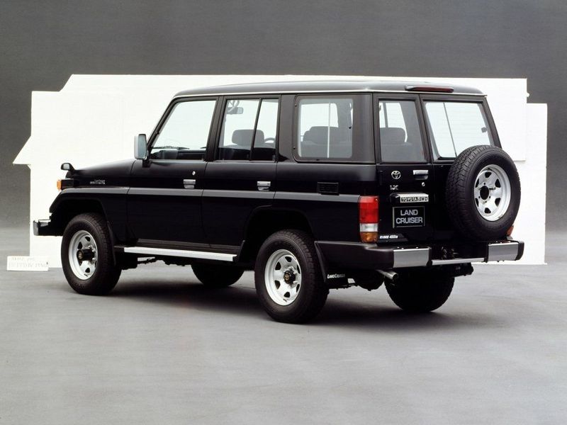 Toyota Land Cruiser السلسلة 70، دفع رباعي 5 أبواب — منظر خلفي أيسر