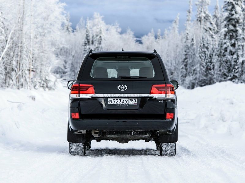 Toyota Land Cruiser 200 Series 200 Series Facelift 2، دفع رباعي 5 أبواب — منظر خلفي
