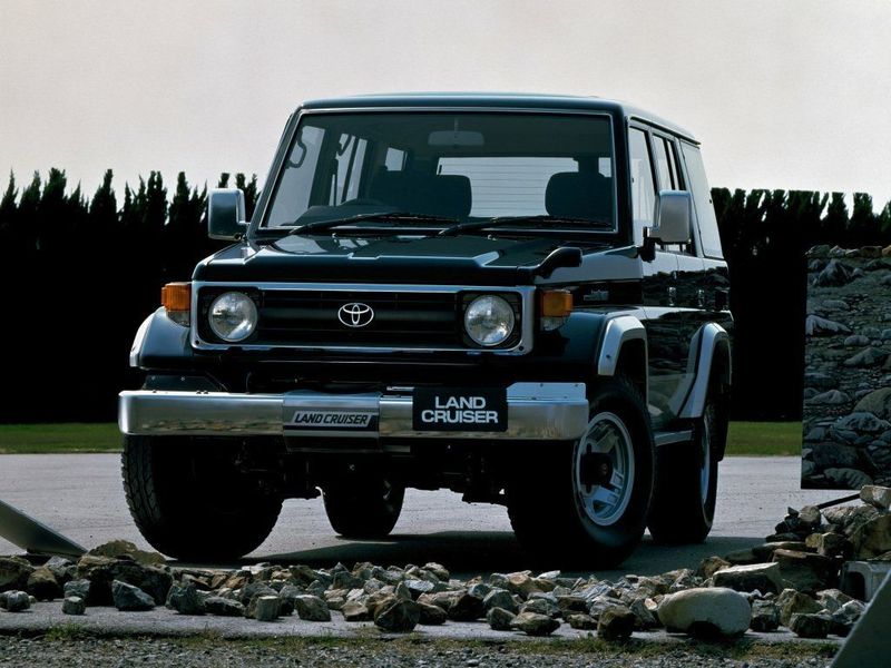 Toyota Land Cruiser السلسلة 70، دفع رباعي 5 أبواب — منظر أمامي أيسر