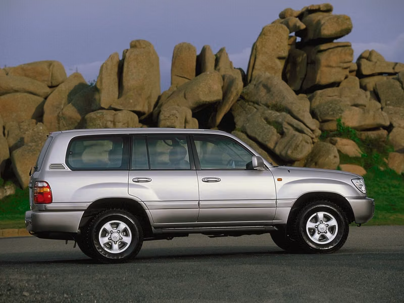 Toyota Land Cruiser السلسلة 100، دفع رباعي 5 أبواب — منظر من الجانب الأيمن