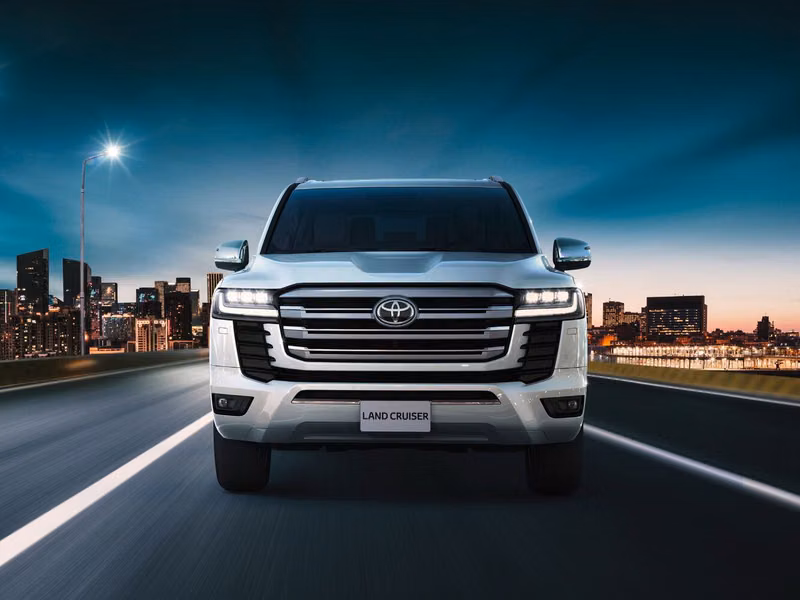 Toyota Land Cruiser السلسلة 300، دفع رباعي 5 أبواب — منظر أمامي