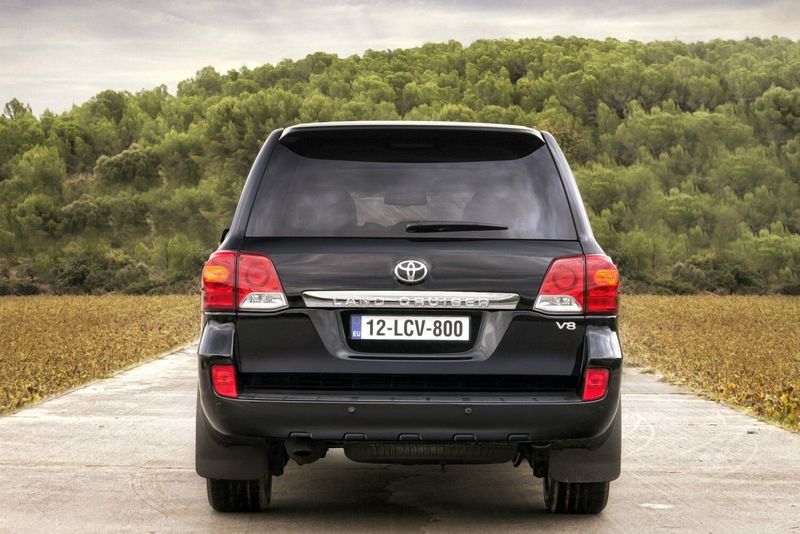 Toyota Land Cruiser 200 Series 200 Series Facelift 1، دفع رباعي 5 أبواب — منظر خلفي