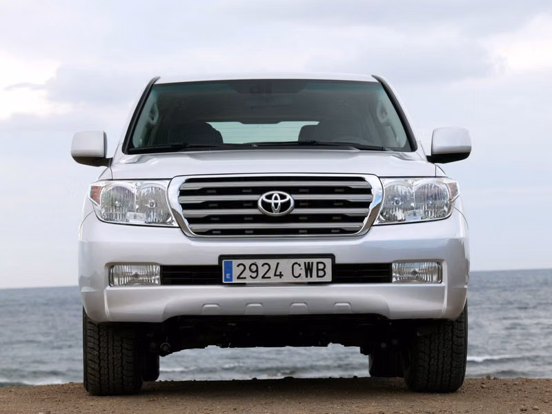 Toyota Land Cruiser السلسلة 200، دفع رباعي 5 أبواب — منظر أمامي