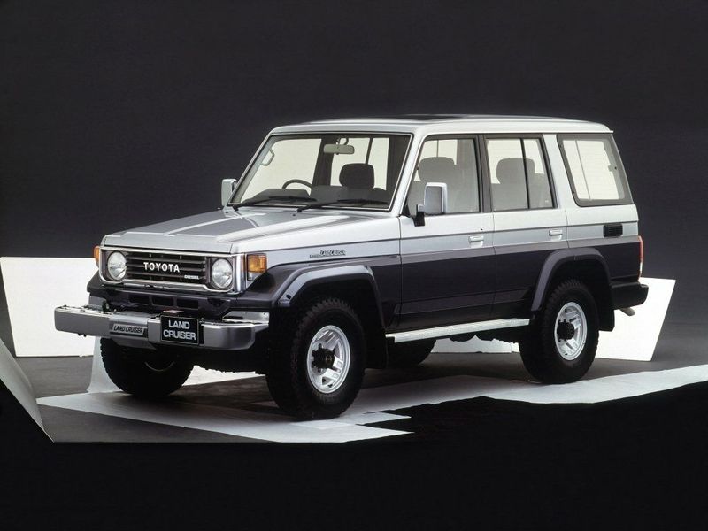 Toyota Land Cruiser السلسلة 70، دفع رباعي 5 أبواب — منظر أمامي أيسر