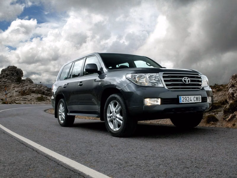 Toyota Land Cruiser السلسلة 200، دفع رباعي 5 أبواب — منظر أمامي أيمن