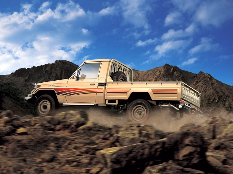 Toyota Land Cruiser السلسلة 70، بيك أب بكابينة مفردة — منظر من الجانب الأيمن