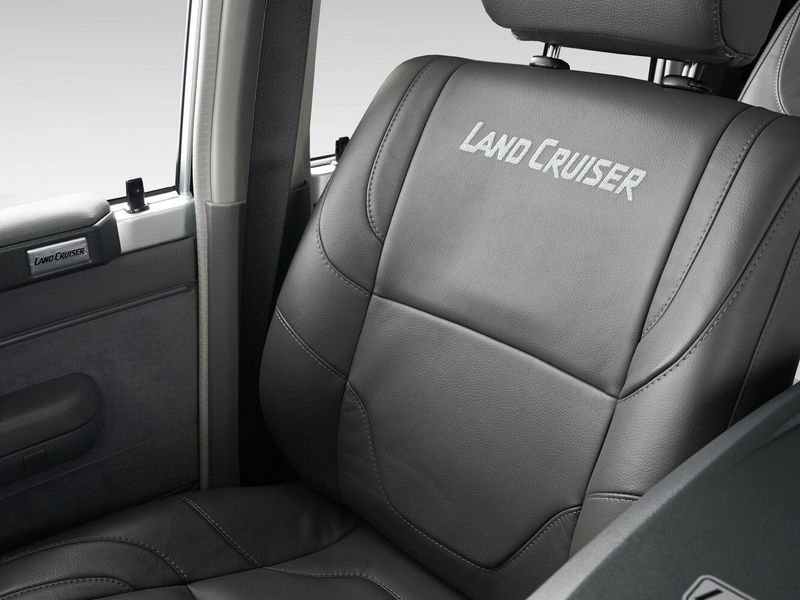 Toyota Land Cruiser 70 Series 70 Series Facelift 2، دفع رباعي 5 أبواب 78 — المقاعد الأمامية