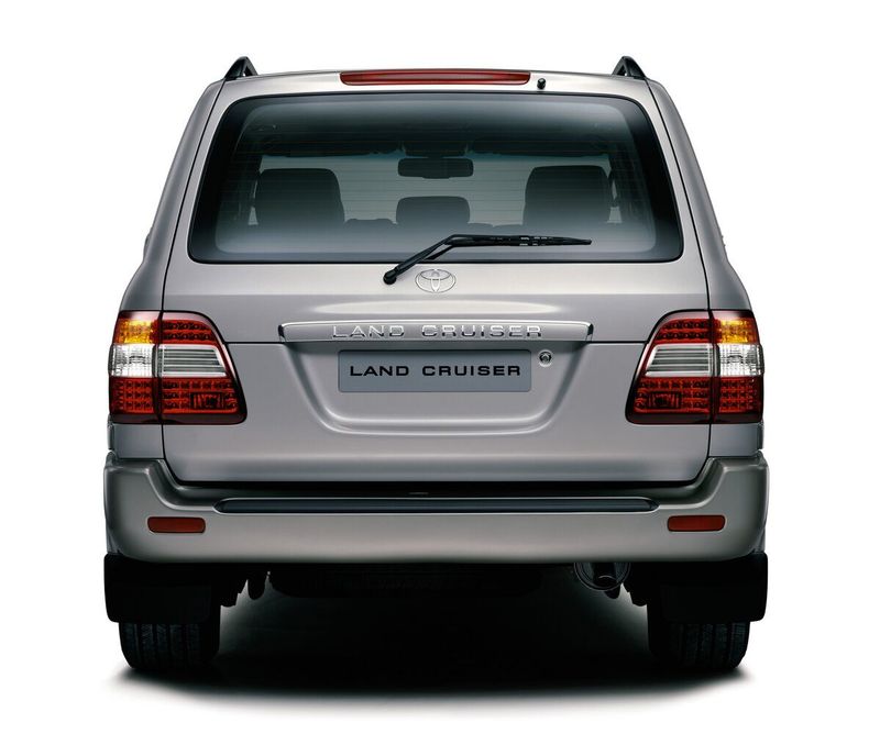 Toyota Land Cruiser 100 Series 100 Series Facelift 2، دفع رباعي 5 أبواب — منظر خلفي